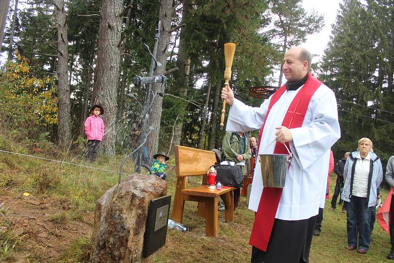 Odhalení a žehnání křížku Emila Kintzla v Kašperských Horách.