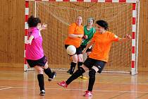 Dívčí amatérská fotbalová liga, 6. kolo: Kobra Stars (v růžovém) vs. Plánice (na snímku fotbalistky v oranžových dresech) 13:3.