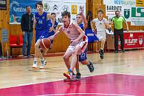 Žákovská liga mladších žáků (U14, 14. kolo): BK Klatovy (na snímku basketbalisté v bílých dresech) - Jižní Supi (modří) 43:48.