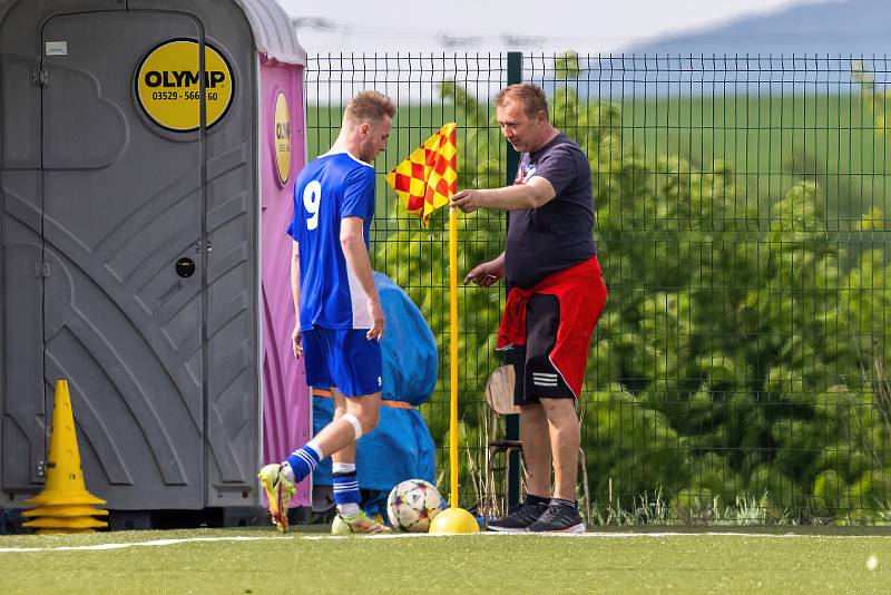 I. B třída, skupina B, 23. kolo: SK Klatovy 1898 B (na snímku fotbalisté v červených dresech) - SK Bolešiny (modří) 2:0.