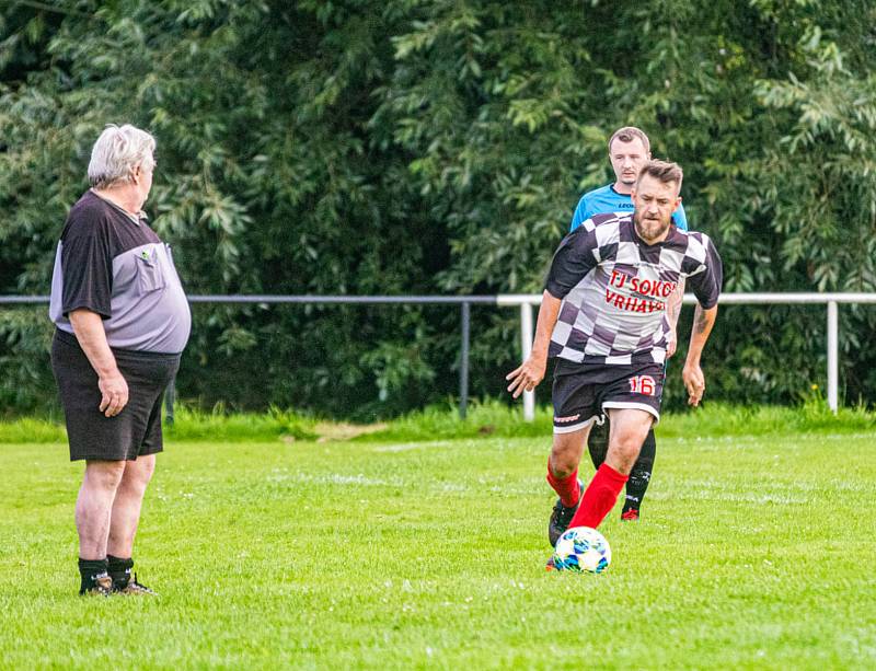 Fotbalisté TJ Sokol Myslív (na archivním snímku hráči v modrých dresech ze zápasu s béčkem Vrhavče) vyhráli s TJ Spůle jednoznačně 4:0.