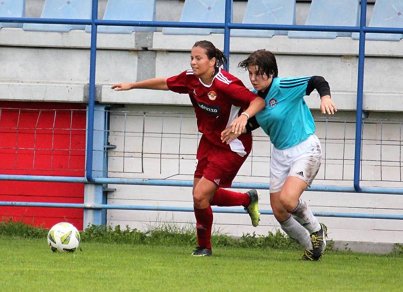 SK Klatovy 1898 (na archivním snímku fotbalistky v červených dresech) porazily na podzim Spartak Kaplice (modré dresy) 4:2. A dokázaly uspět i v jarní odvetě na hřišti soupeře.