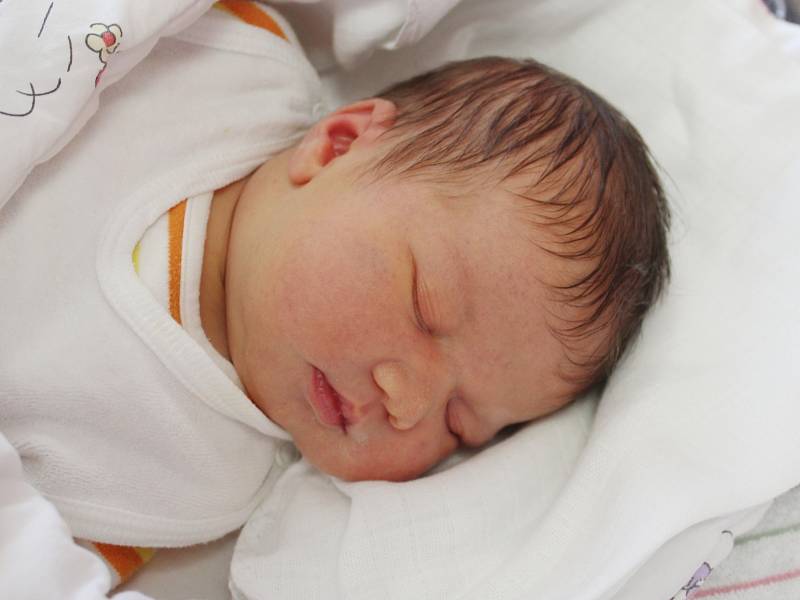 Ema Cihlářová z Klatov (3830 g, 50 cm) se narodila v klatovské porodnici 5. března v 8.07 hodin. Na svou malou sestřičku doma čeká Mareček (2,5). Rodiče Zuzka a Pavel věděli dopředu, že budou mít holčičku. Tatínek nechyběl u porodu.