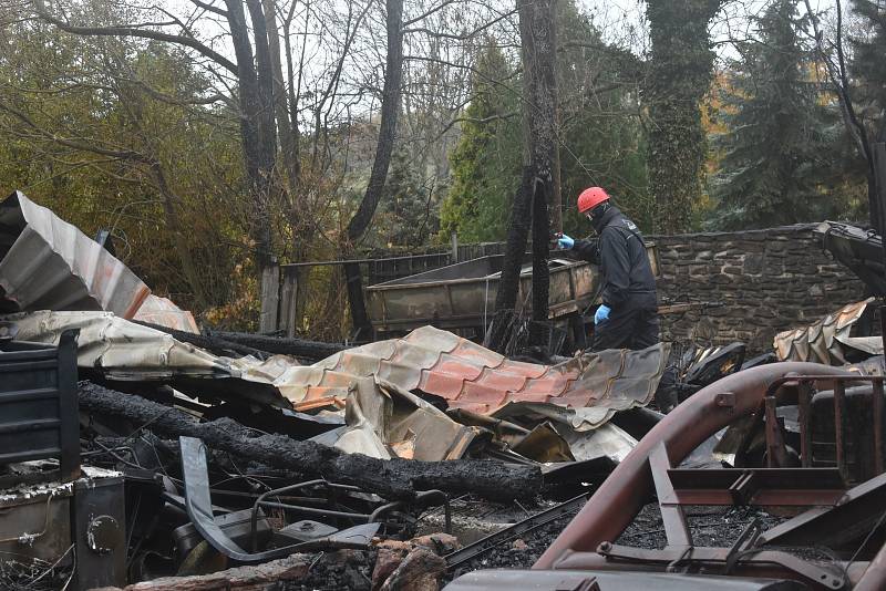 Požár hospodářské budovy a části krovu rodinného domu v Blatech u Nýrska.