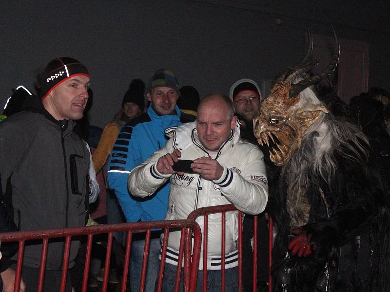 Vánoční akce v Auto Nejdl Klatovy, jejíž součástí byla i krampus show..