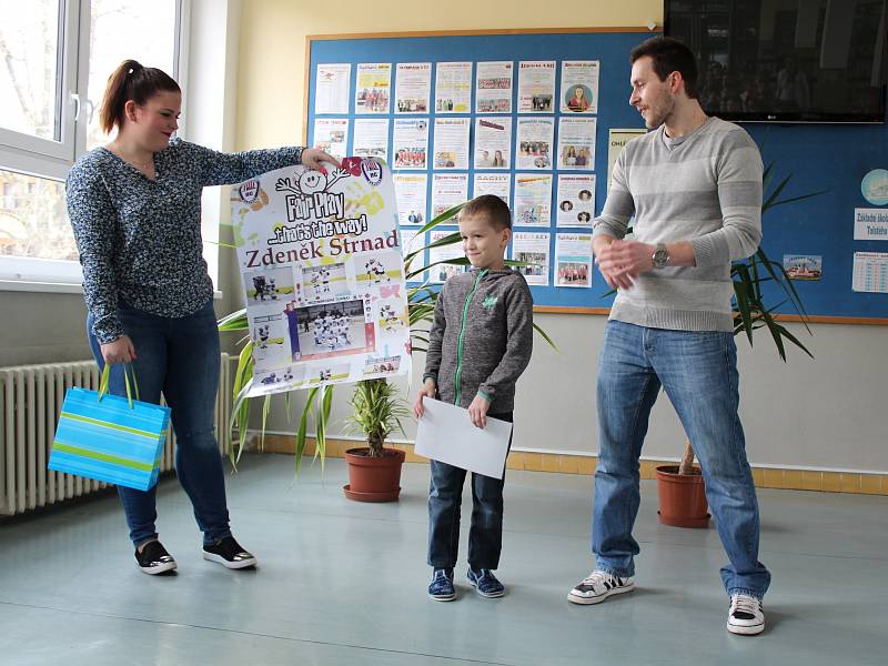 Společnost Superturnaje.cz ocenila gesto fair play hráče třetí třídy HC Klatovy Zdeňka Strnada přímo před zraky jeho spolužáků na klatovské ZŠ Tolstého, kam Zdeněk chodí. Ocenění dostal i Zdeňkův trenér Pavel Turhobr.