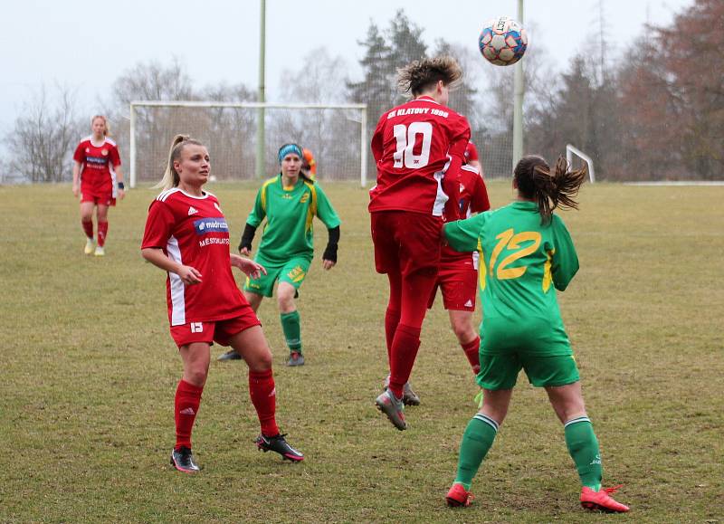 Zimní příprava: SK Klatovy 1898 (na snímku fotbalistky v červených dresech) - TJ Blatná 6:0.