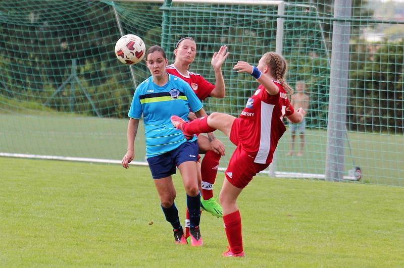 Na podzim fotbalistky SK Klatovy 1898 (červené dresy) porazily Borovany (modré dresy) 7:2. A uspěly i v nedělní odvetě, tentokrát 9:1.