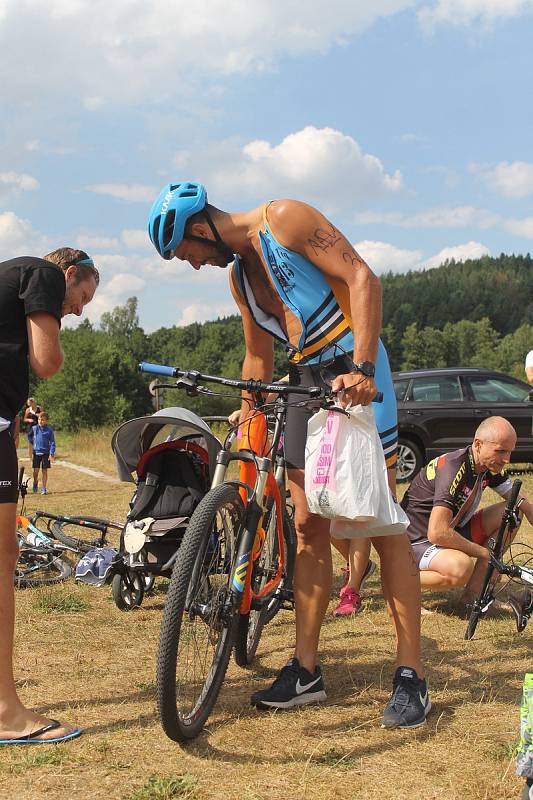 Tři disciplíny - plavání, kolo, běh. A čtyři piva. Chlistovský devátý ročník pivního triatlonu má vítěze.