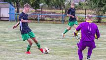 Fotbalisté SK Kovodružstvo Strážov B (na archivním snímku hráči v tmavých dresech) zvítězili 5:0. Tři body slaví také borci z Neznašov (modří).