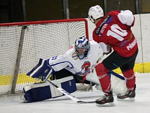 Rozhodující okamžik zápasu - klatovský Roman Přikryl překonává podruhé Tomáše Klestila.