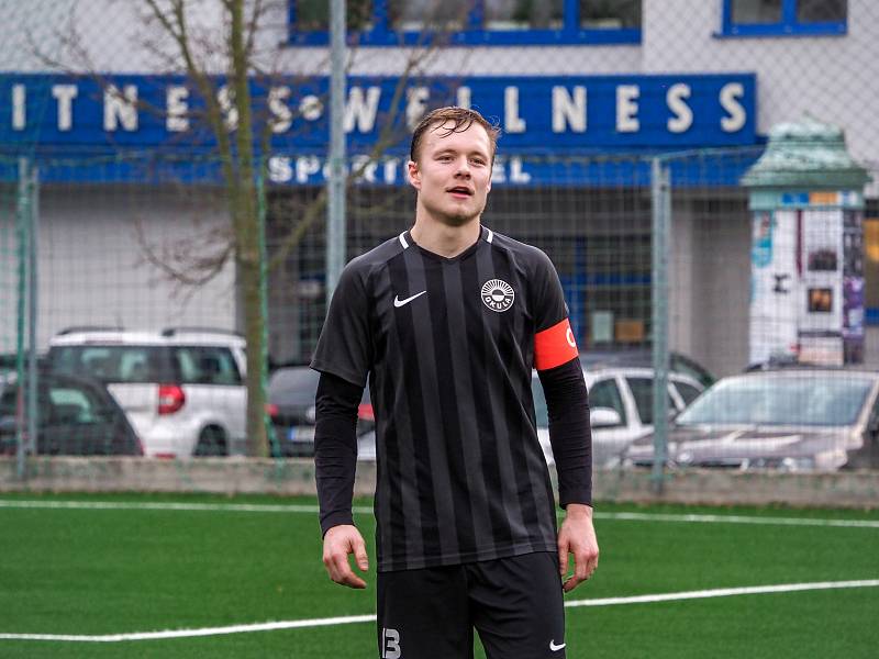 Krajský přebor (18. kolo): TJ START Tlumačov - FK Okula Nýrsko (na snímku fotbalisté v černých dresech) 2:2 (2:0).