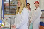 Na gymnáziu v Klatovech otevřeli novou chemickou laboratoř