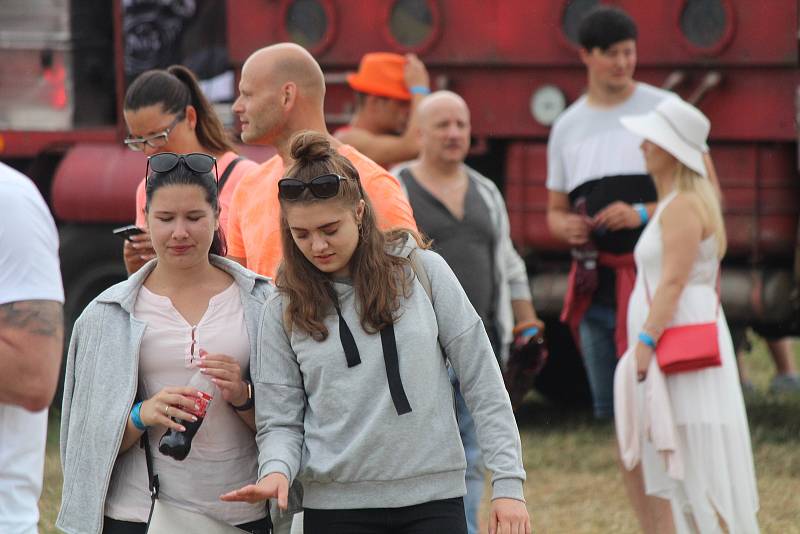 Tisíce návštěvníků zaplnilo v páteční odpoledne prostor u nádraží ve Švihově. Festival Hrady CZ přilákal fanoušky různých žánrů hudby. Foto: Deník/Lucie Kohoutová, Daniela Loudová