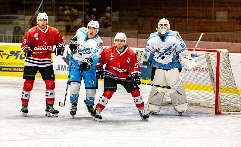 Z archivu: klatovští hokejisté (v červeném) nestačili na Cheb.