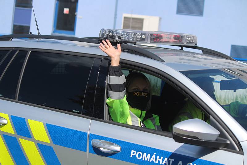 K mezinárodnímu dni sester přijeli popřát policisté a hasiči do Klatovské nemocnice.