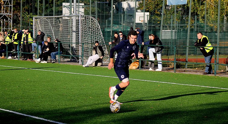 Fotbalisté SK Slavia Jesenice (na archivním snímku hráči v modrých dresech) prohráli přípravné utkání s Cholupicemi vysoko 1:7.