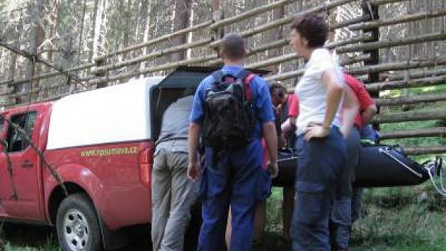 Nalezený muž byl transportován vozidlem Informační a strážní služby NP Šumava