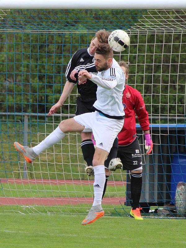 Fotbalisté TJ Sušice (na archivním snímku hráči v bílých dresech) porazili v derby Luby 2:1 a přezimují na osmém místě tabulky krajské I. A třídy.