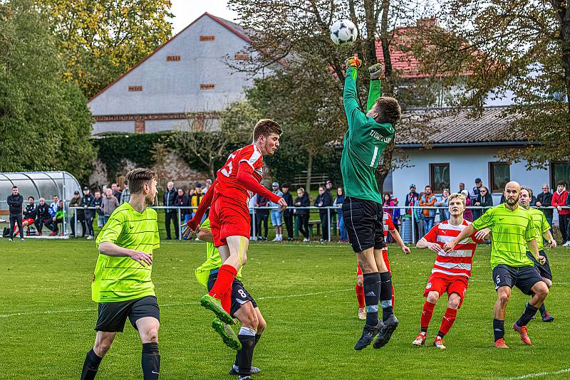 Fotbalisté FC Švihov (na archivním snímku hráči v červenobílých dresech) přejeli na domácím hřišti Tatran Dlouhá Ves 4:1.