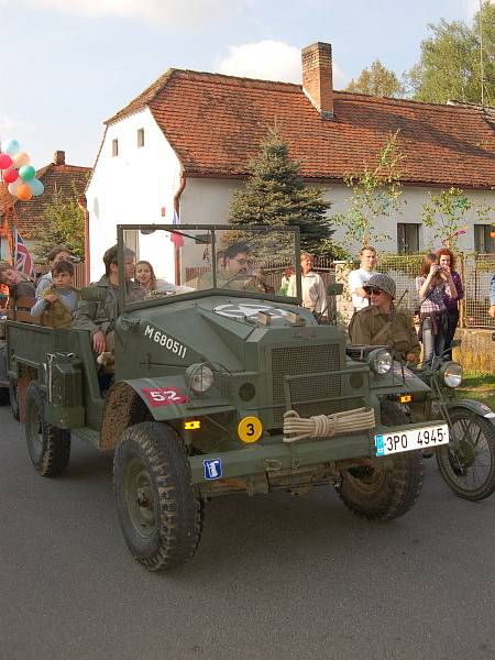 Recesisté ze Zářečí u Horažďovic oslavili konec dubna se svým králem Šnekem I. Zářečským veselým průvodem 30. dubna