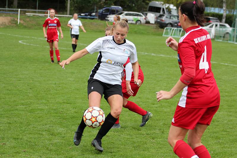 3. kolo České divize žen, skupina C: TJ Mokré - SK Klatovy 1898 (na snímku fotbalistky v červených dresech) 2:1 (1:0).