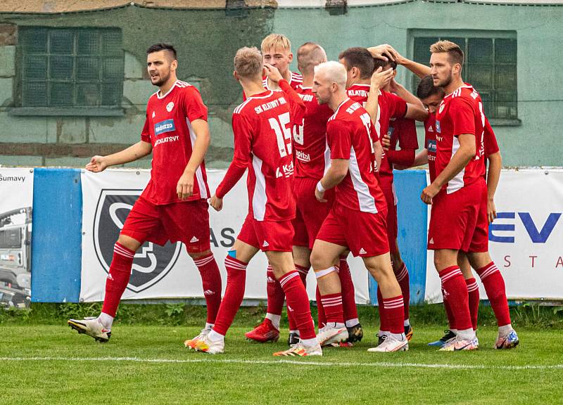 Fotbalisté SK Klatovy 1898 (na archivním snímku hráči v červených dresech ze zápasu s Petřínem Plzeň) začínají ve čtvrtek krátkou letní přípravu.