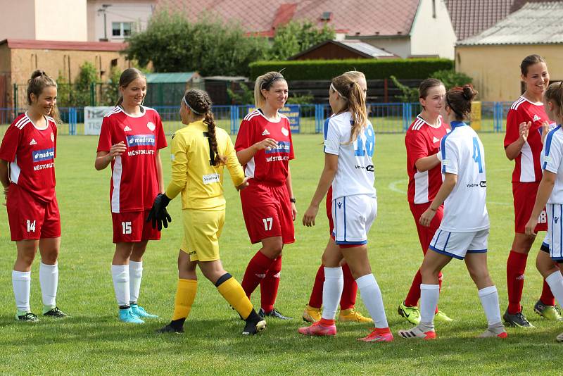 Fotbalistky SK Klatovy 1898 (hráčky v červených dresech) sehrály své historicky první utkání. Soupeřkami byly dívky Viktorie Plzeň do 18 let.