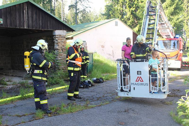 Simulovaný požár vypukl v 16 hodin ve 2. patře hotelu, ve kterém v tu dobu bylo několik osob, včetně dětí. Po několika minutách dorazila první hasičská vozidla, byly nataženy hadice a hasiči pronikli do hotelu v dýchacích maskách.