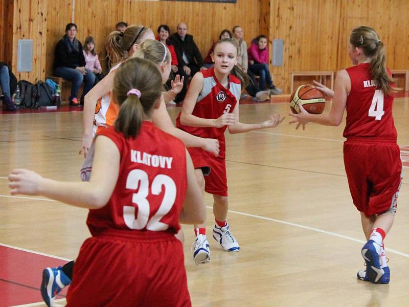 Oblastní přebor starších minižákyň U13: BK Klatovy (červené dresy) - BK Karpem Holýšov mix 34:50 a 43:50