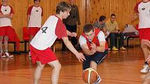 Ve skupině B okresního přeboru v basketbale středních škol a učilišť porazili studenti Obchodní akademie Klatovy (světlé dresy)  Integrovanou střední školu Klatovy 17:10