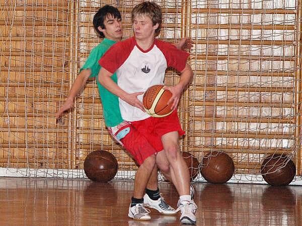 Ve skupině B okresního přeboru v basketbale středních škol a učilišť porazili studenti Obchodní akademie Klatovy (světlé dresy)  Integrovanou střední školu Klatovy 17:10