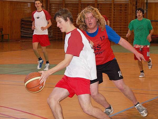 Ve skupině B okresního přeboru v basketbale středních škol a učilišť porazili studenti Obchodní akademie Klatovy (světlé dresy)  Integrovanou střední školu Klatovy 17:10