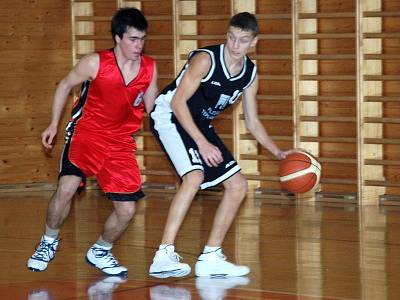 Překvapivým vítězstvím 70:63 hostů z plzeňské Lokomotivy (černé dresy) skončilo  extraligové derby utkání  basketbalových kadetů U16  na palubovce  TJ Klatovy. 