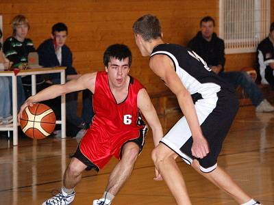 Překvapivým vítězstvím 70:63 hostů z plzeňské Lokomotivy (černé dresy) skončilo  extraligové derby utkání  basketbalových kadetů U16  na palubovce  TJ Klatovy. 