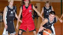 Překvapivým vítězstvím 70:63 hostů z plzeňské Lokomotivy (černé dresy) skončilo  extraligové derby utkání  basketbalových kadetů U16  na palubovce  TJ Klatovy. 