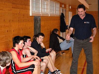 Překvapivým vítězstvím 70:63 hostů z plzeňské Lokomotivy (černé dresy) skončilo  extraligové derby utkání  basketbalových kadetů U16  na palubovce  TJ Klatovy. 