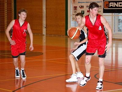 Překvapivým vítězstvím 70:63 hostů z plzeňské Lokomotivy (černé dresy) skončilo  extraligové derby utkání  basketbalových kadetů U16  na palubovce  TJ Klatovy. 