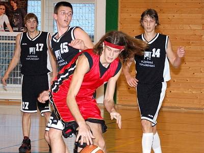 Překvapivým vítězstvím 70:63 hostů z plzeňské Lokomotivy (černé dresy) skončilo  extraligové derby utkání  basketbalových kadetů U16  na palubovce  TJ Klatovy. 