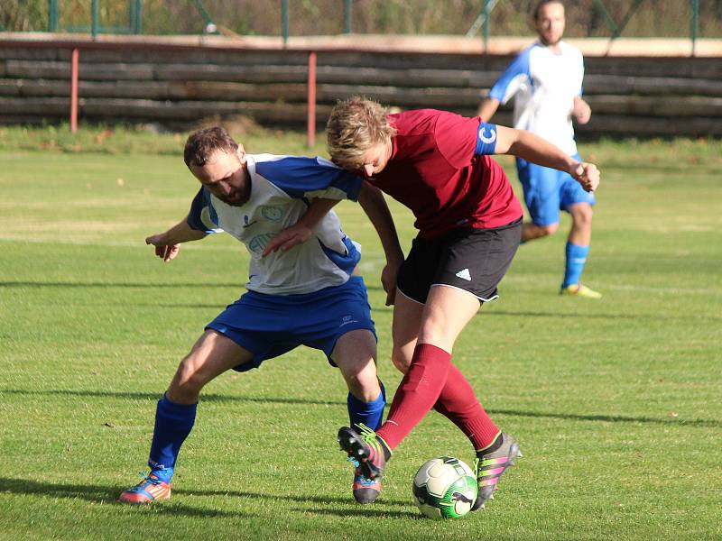 Fotbalisté Pačejova (na archivním snímku hráči v bílých dresech) porazili v derby Vrhaveč v penaltovém rozstřelu. Po 90 minutách skončil duel nerozhodně 2:2.