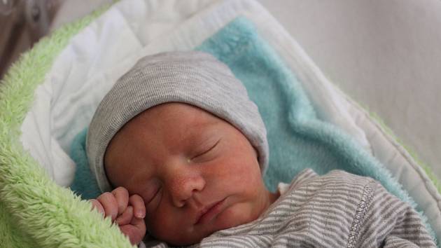 Marek Sádlík z Přeštic je druhorozeným miminkem rodičů Radky a Víta. Chlapeček s mírami 2420 g a 47 cm se narodil v klatovské porodnici 25. července 40 minut po půlnoci, doma se na něj těší Anežka (3,5 roku).