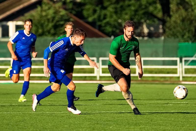 Fotbalisté TJ Sušice (na archivním snímku hráči v modrých dresech) prohráli se Smíchovem, nováčkem krajské I. A třídy z Plzně, 1:2.