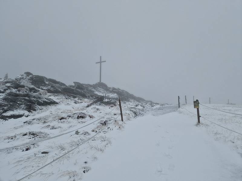 V pondělí ráno nasněžilo několik centimetrů u sousedů na Velkém Javoru. Informaci a fotografie zasněžené krajiny zveřejnili na WeLoveŠumava