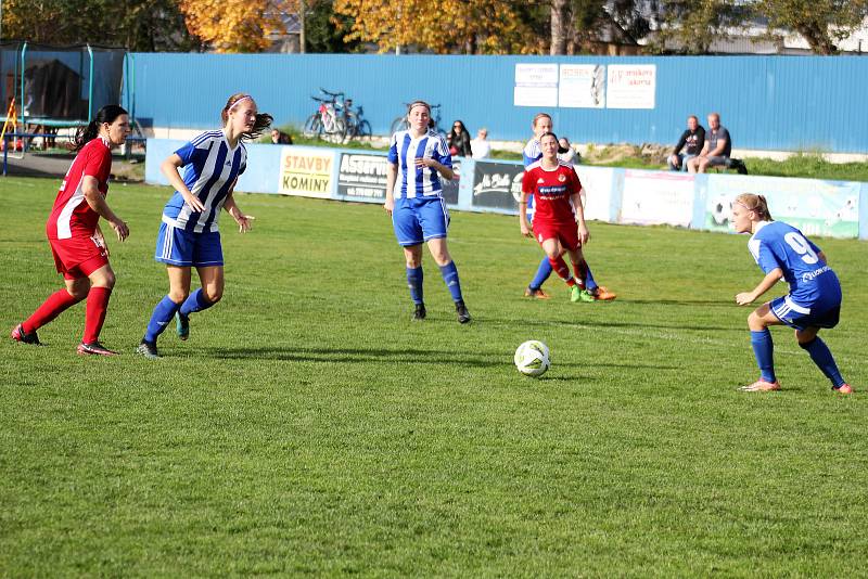 9. kolo divize žen, skupina C: SK Klatovy 1898 (na snímku fotbalistky v červených dresech) - TJ Jiskra Domažlice 1:1 (1:0).