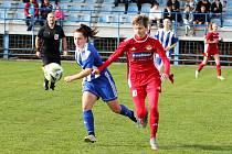 9. kolo divize žen, skupina C: SK Klatovy 1898 (na snímku fotbalistky v červených dresech) - TJ Jiskra Domažlice 1:1 (1:0).