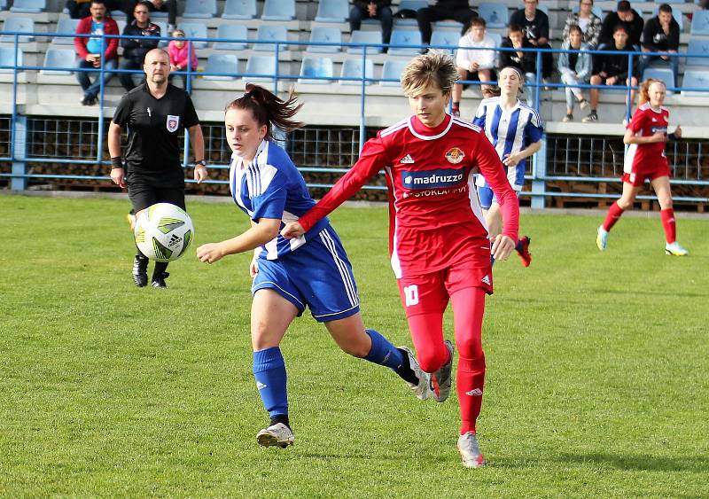 9. kolo divize žen, skupina C: SK Klatovy 1898 (na snímku fotbalistky v červených dresech) - TJ Jiskra Domažlice 1:1 (1:0).