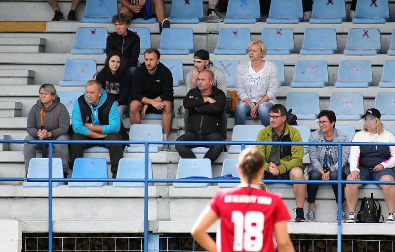 SK Klatovy 1898 (na archivním snímku fotbalistky v červených dresech) porazily na podzim Spartak Kaplice (modré dresy) 4:2. A dokázaly uspět i v jarní odvetě na hřišti soupeře.