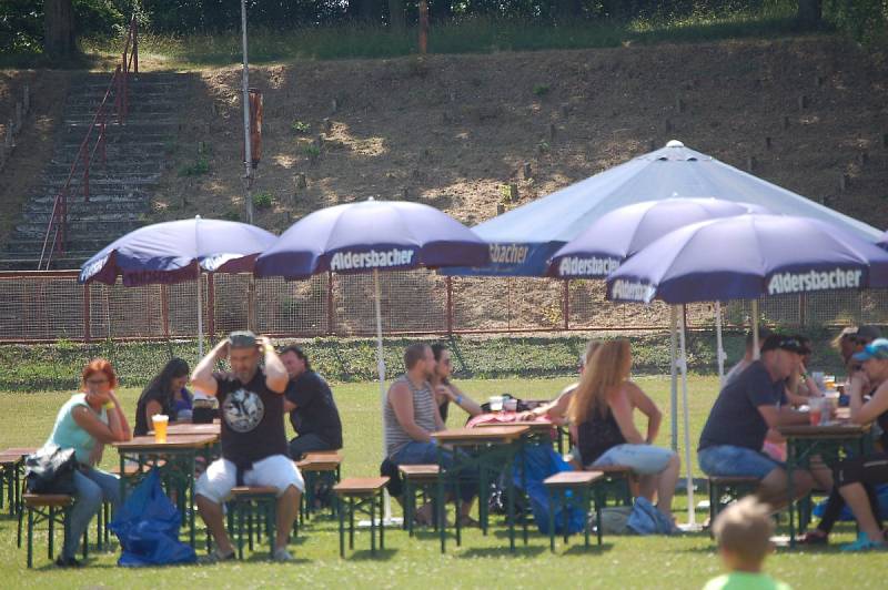 Slunce, pivo a rock. Tak vypadalo odpoledne v Klatovech na stadionu