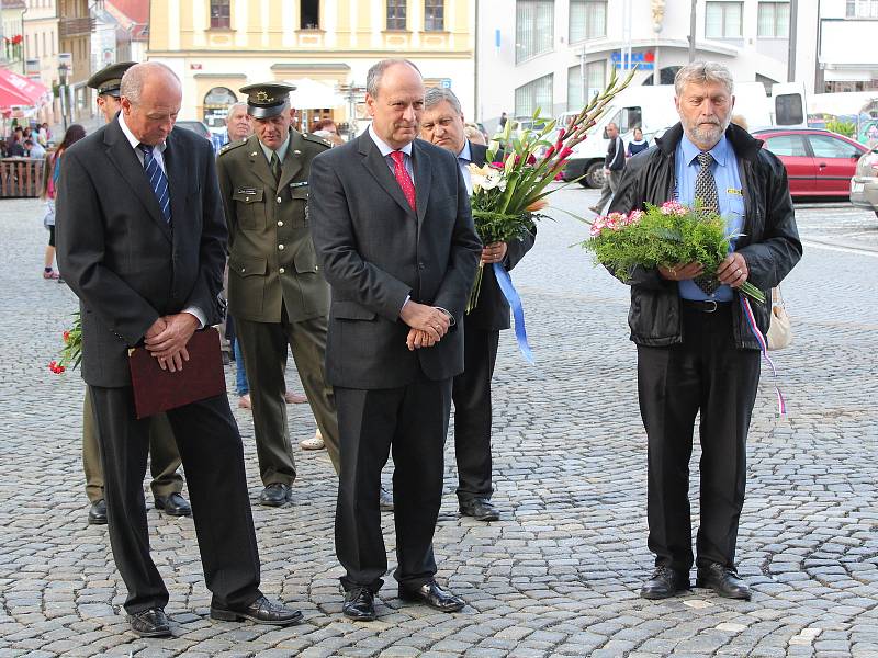 Pietní akt na náměstí Míru v Klatovech - vzpomínka na oběti okupace Československa "spřátelenými" vojsky dne 21. 8. 1968.