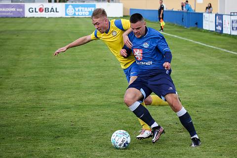 FORTUNA divize A, 8. kolo: SK SENCO Doubravka (na snímku fotbalisté ve žlutých dresech) - FK Tachov 2:0 (0:0).